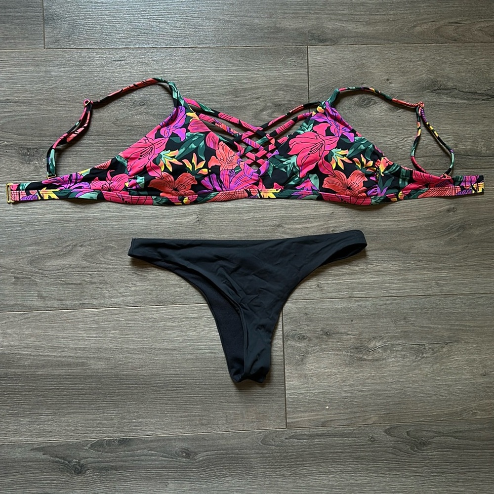 NWOT La Vie En Rose Thong Bikini Set